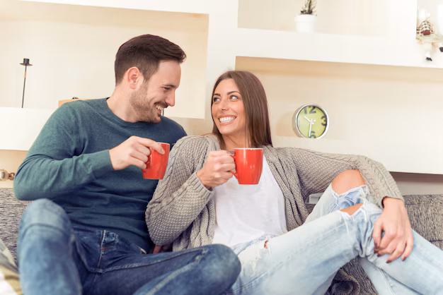 Couple heureux protégé par une alarme